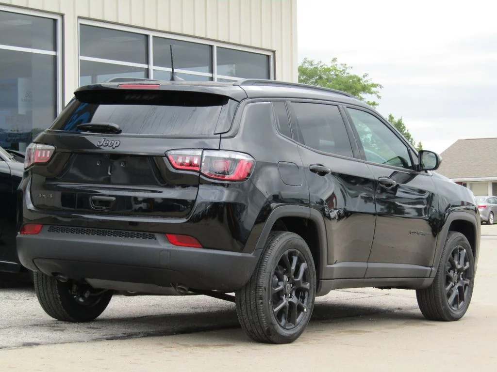 New 2026 Diamond Black Crystal Pearlcoat Jeep Latitude image 3