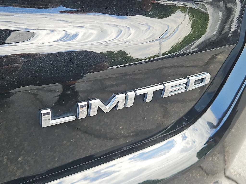 Used 2023 Diamond Black Crystal Pearl Coat Jeep Limited image 7
