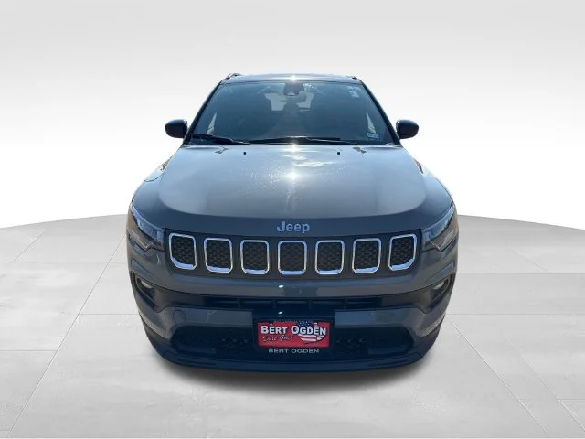 Used 2023 Gray Jeep Latitude Lux image 2
