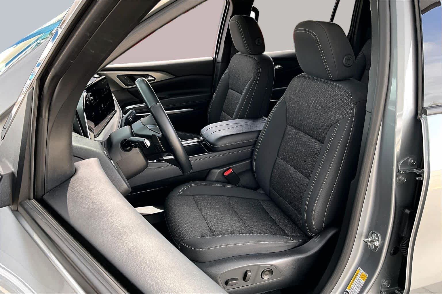 Used 2025 Sterling Gray Metallic Chevrolet FWD LT image 8