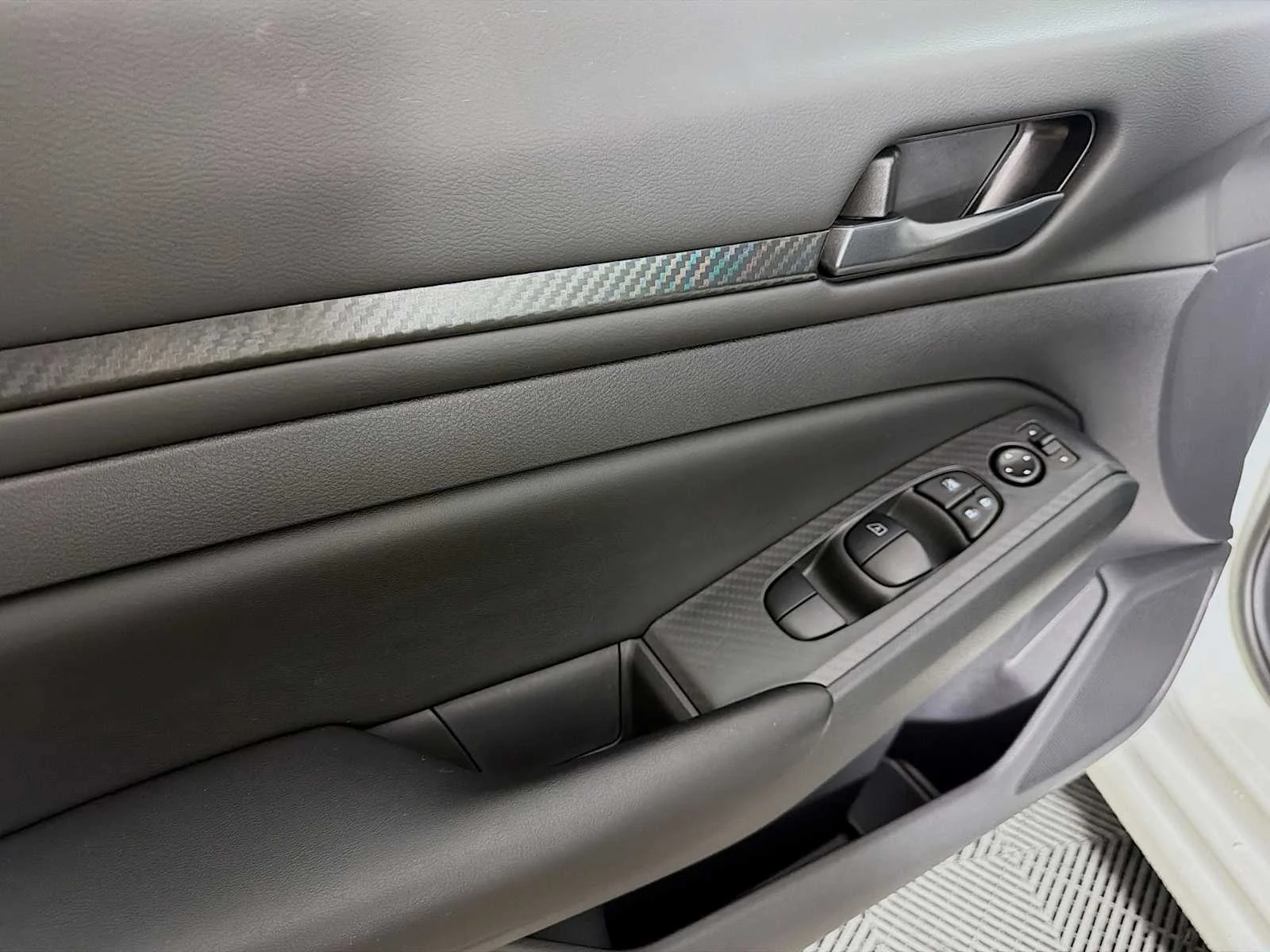 Certified Used 2025 Glacier White Nissan S image 15