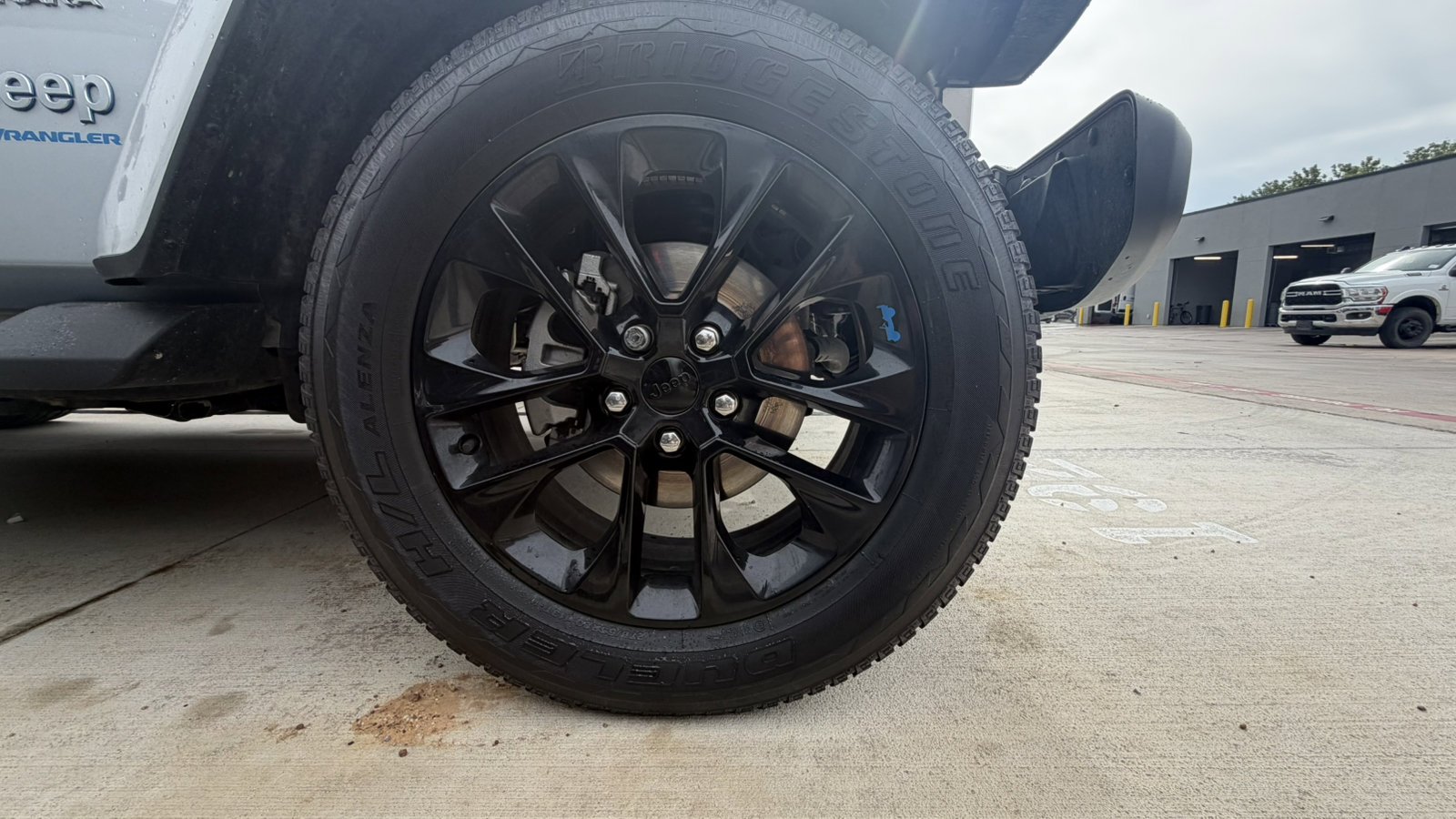 Used 2023 Silver Zynith Clearcoat Jeep Sahara image 20