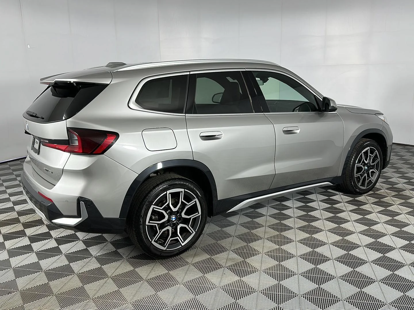 Used 2025 Space Silver Metallic BMW xDrive28i image 28