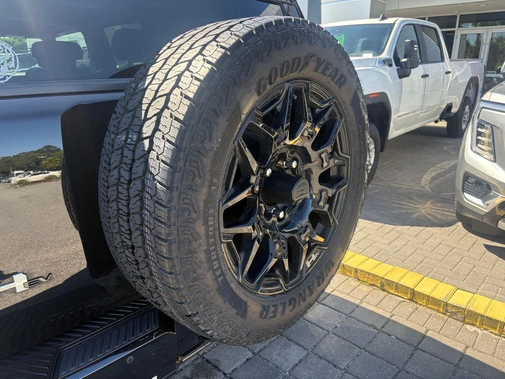 Used 2024 Black GMC 2X image 7