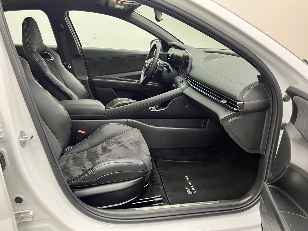 Used 2022 White Hyundai Base image 32
