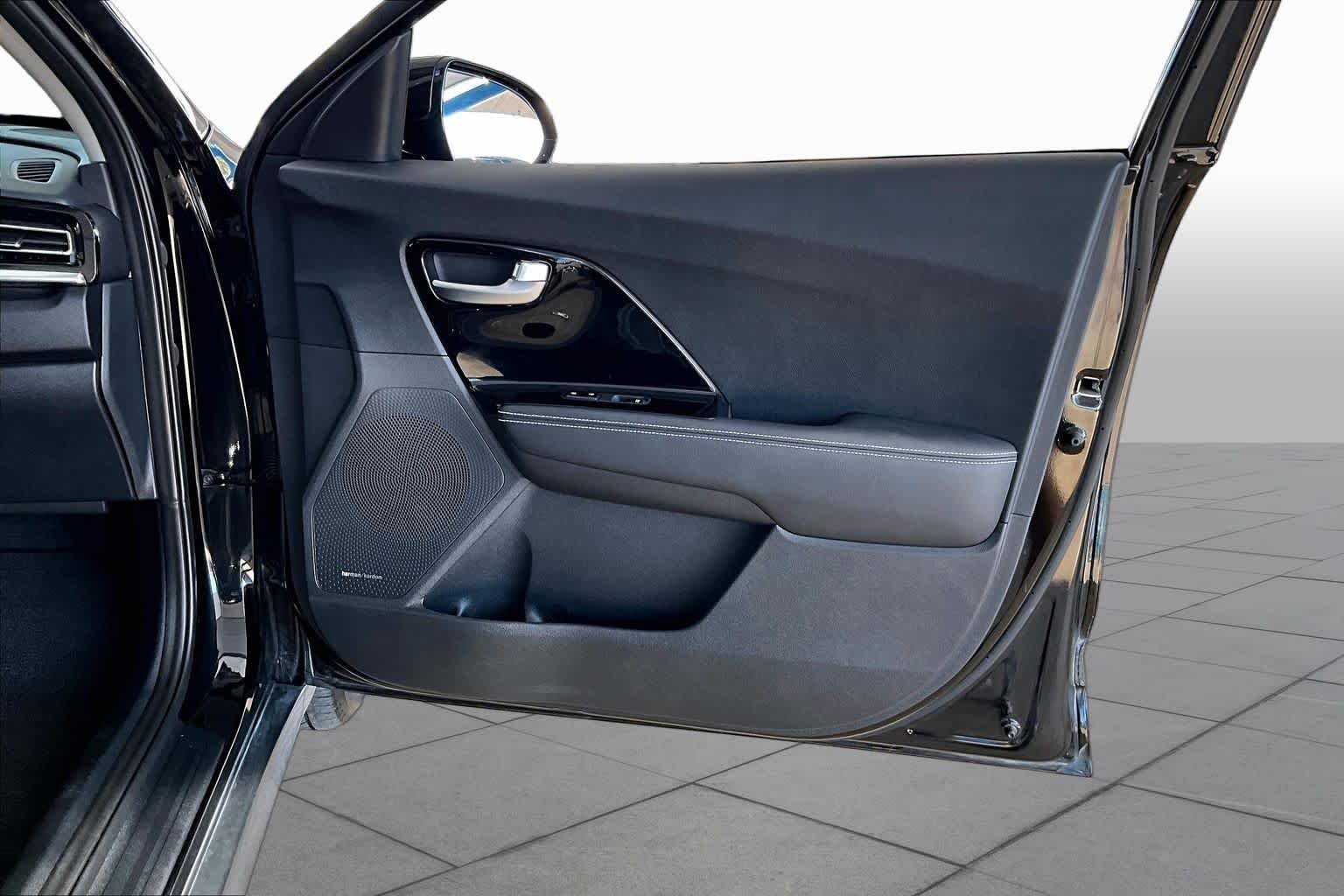 Used 2022 Aurora Black Pearl Kia EX image 22