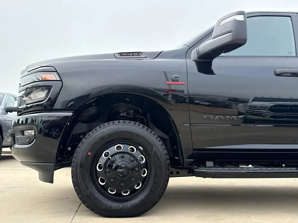 New 2026 Diamond Black Crystal Pearl-Coat Exterior Paint RAM Big Horn image 5