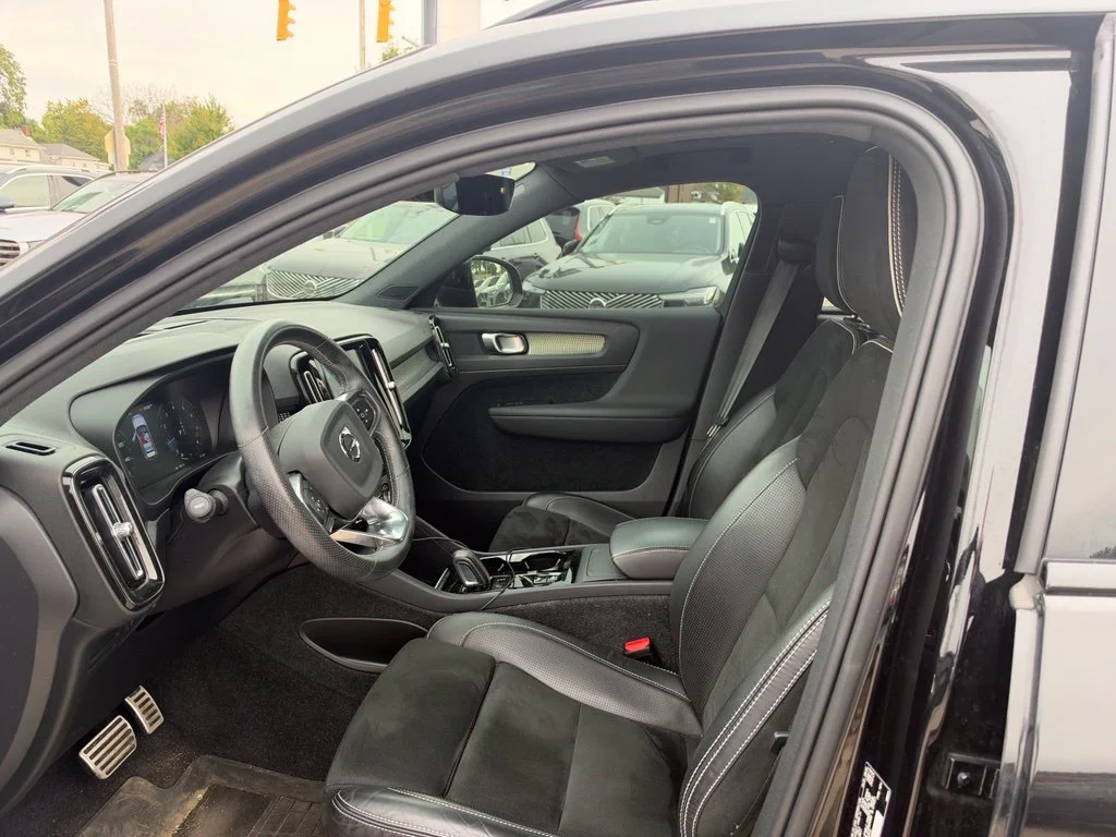 Used 2021 Black Volvo R-Design image 8