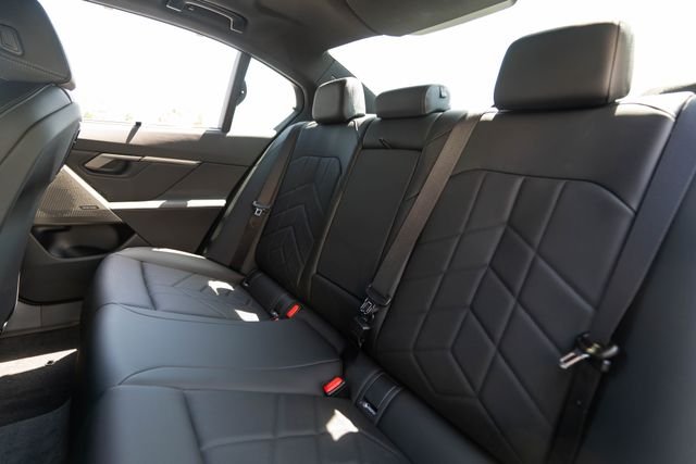 New 2027 Black Sapphire Metallic BMW 550e xDrive image 31