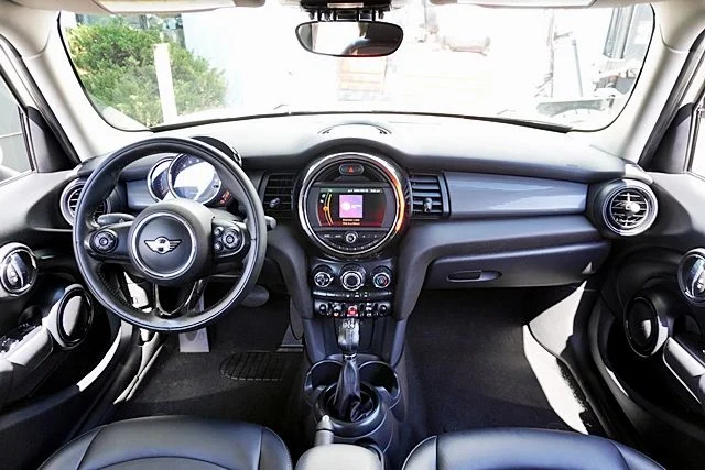 Used 2019 White MINI Classic image 17