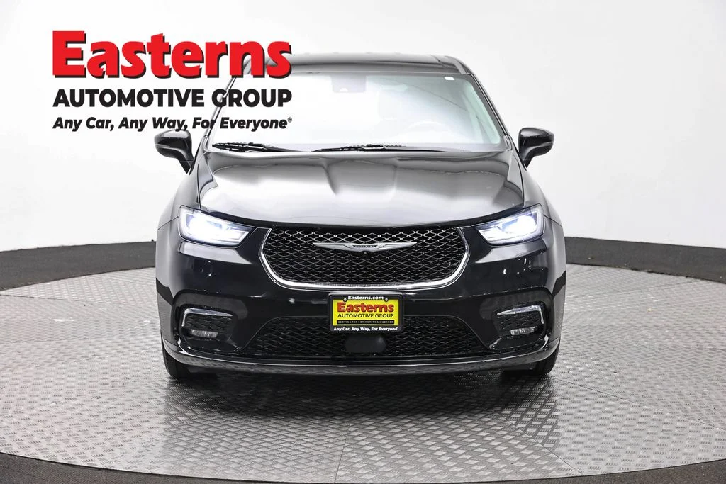 Used 2023 Black Chrysler Touring L image 2