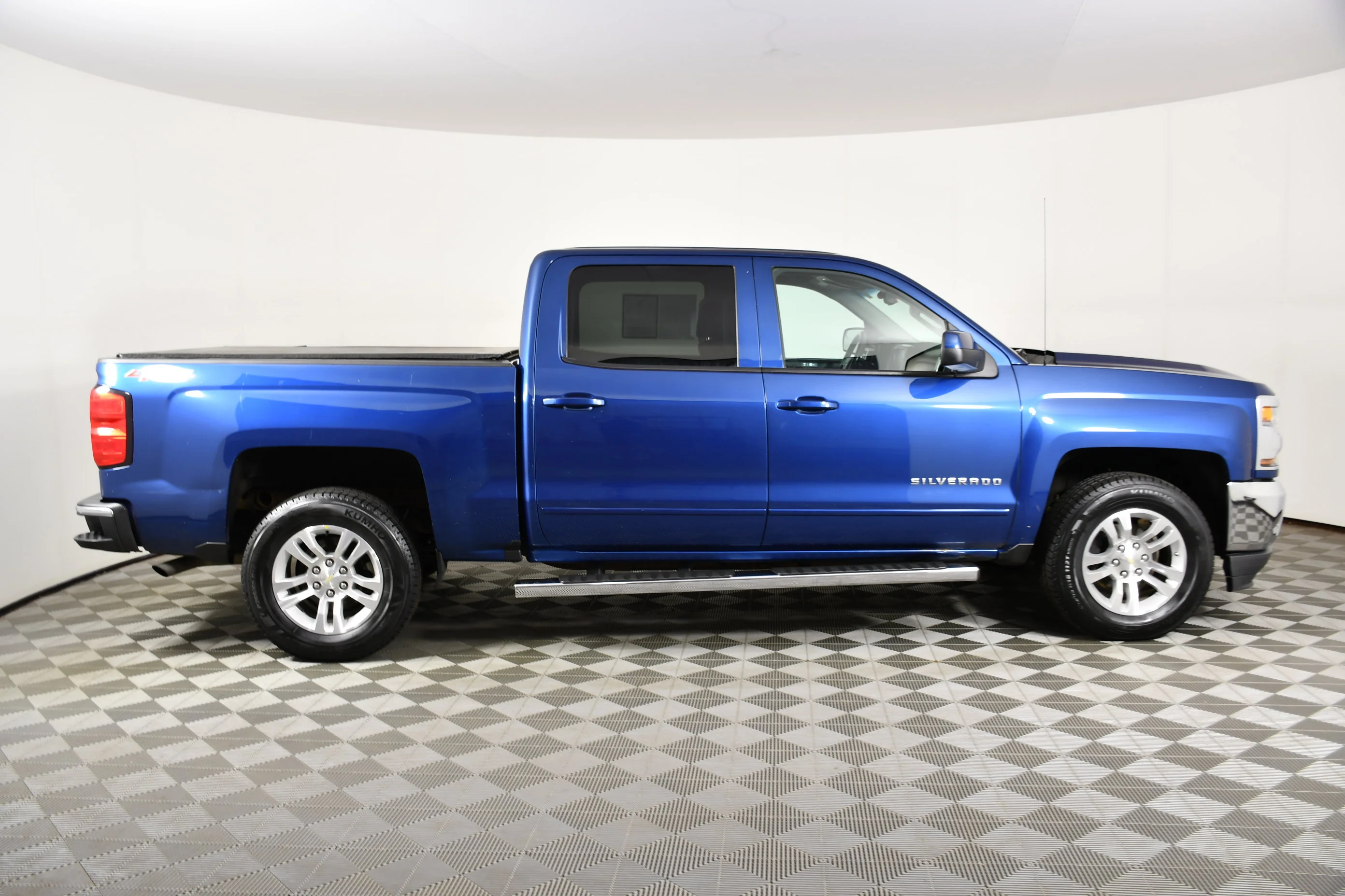 Used 2018 Deep Ocean Blue Metallic Chevrolet LT image 5