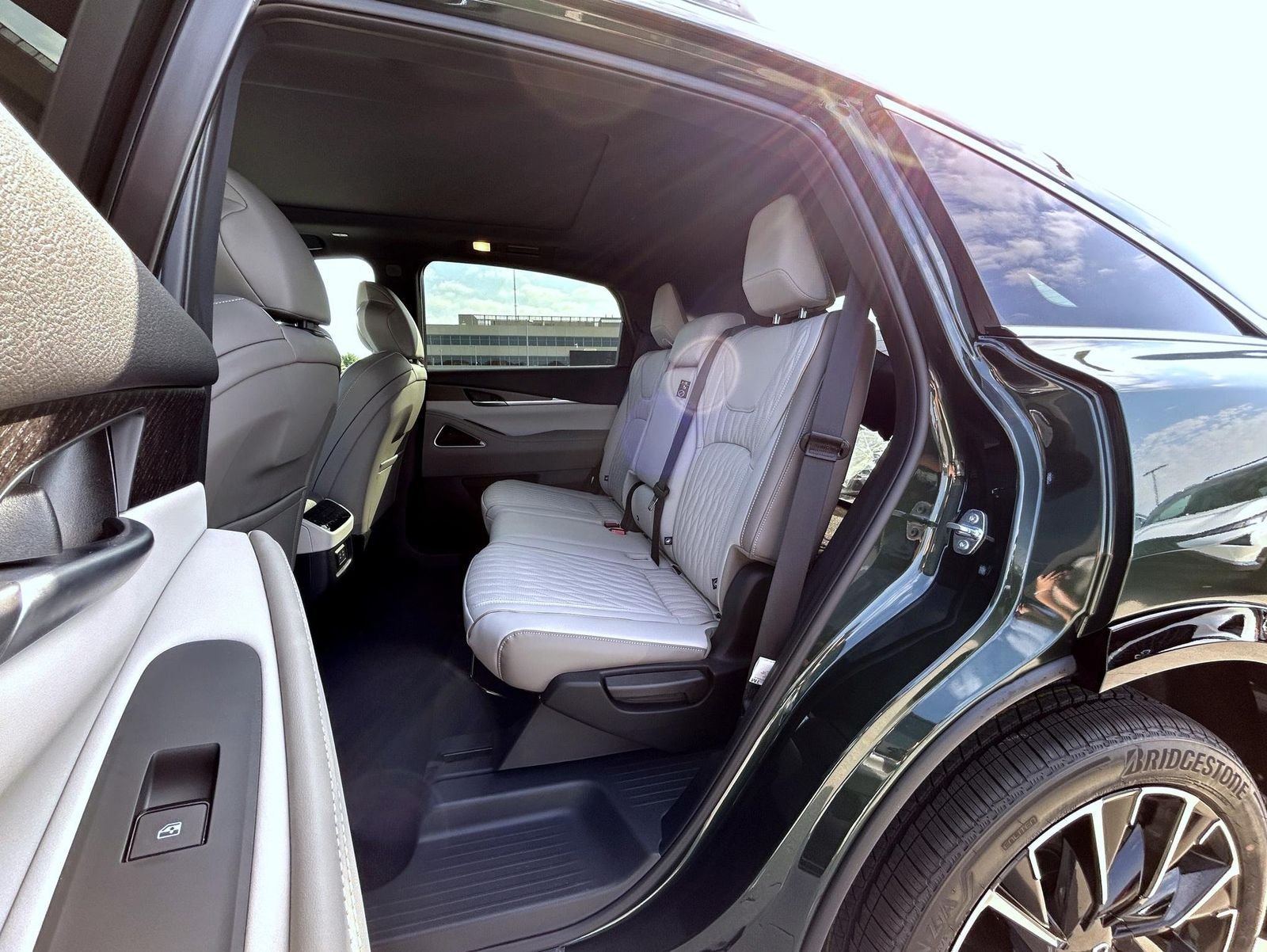 New 2027 2T DEEP EMRD INFINITI Autograph AWD image 19