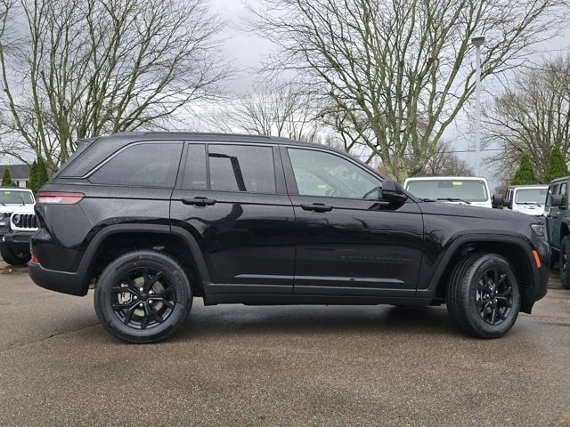 New 2026 Diamond Black Crystal Pearl-Coat Exterior Paint Jeep Laredo Altitude image 28