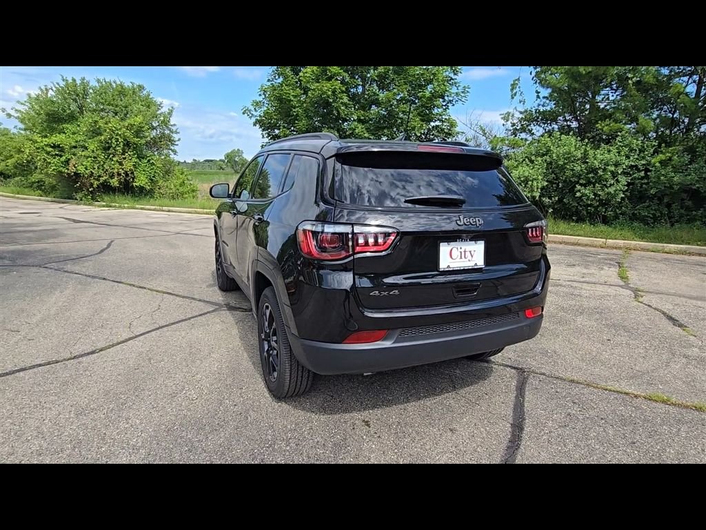 New 2026 Diamond Black Crystal Pearl-Coat Exterior Paint Jeep Altitude image 6