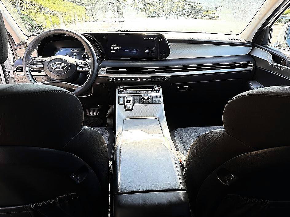 Used 2025 Hyper White Hyundai SE image 18