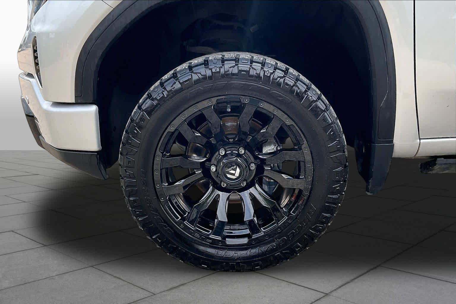 Used 2022 Quicksilver Metallic GMC AT4 image 11