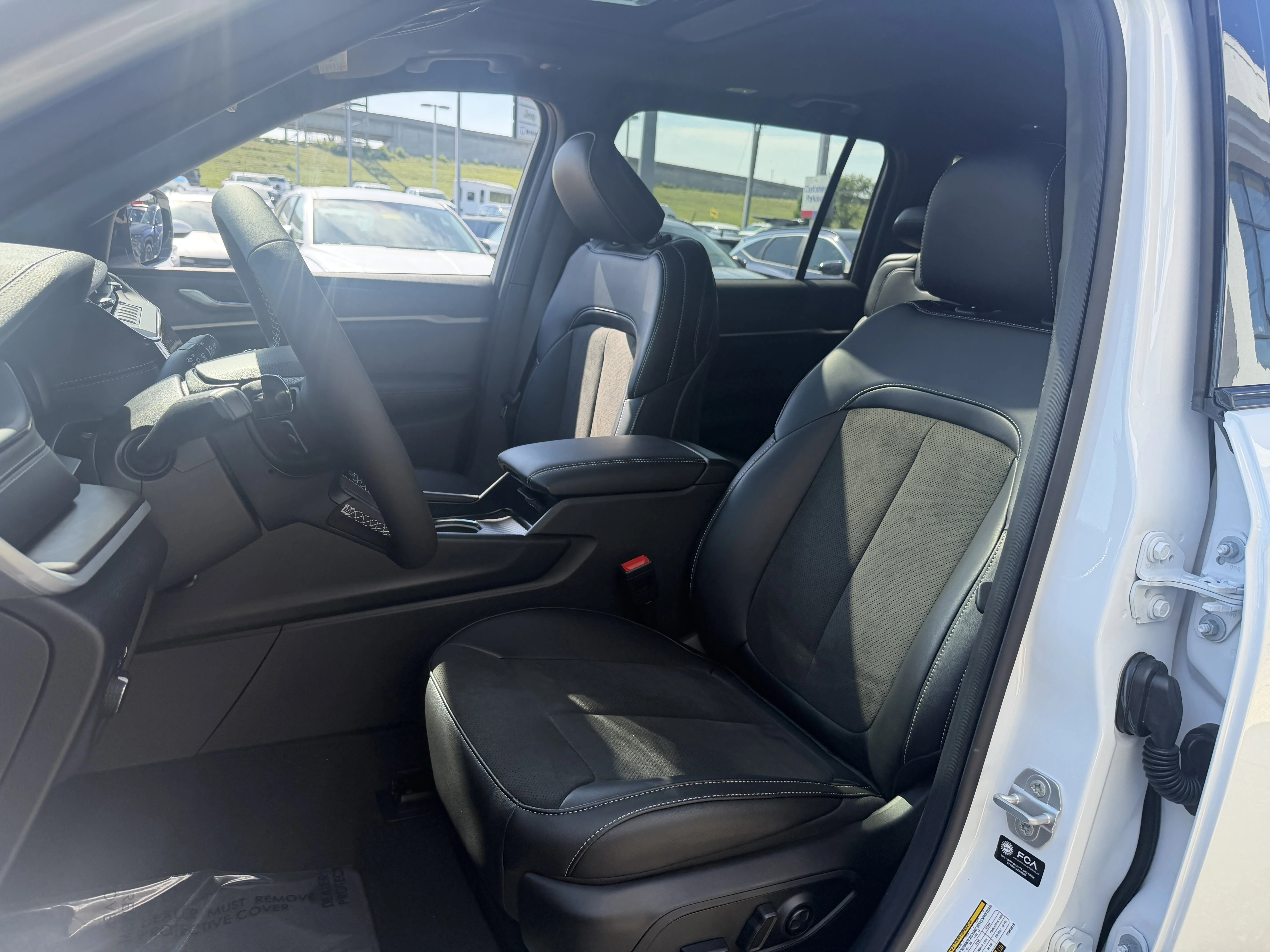 New 2026 Bright White Clear-Coat Exterior Paint Jeep Altitude image 33