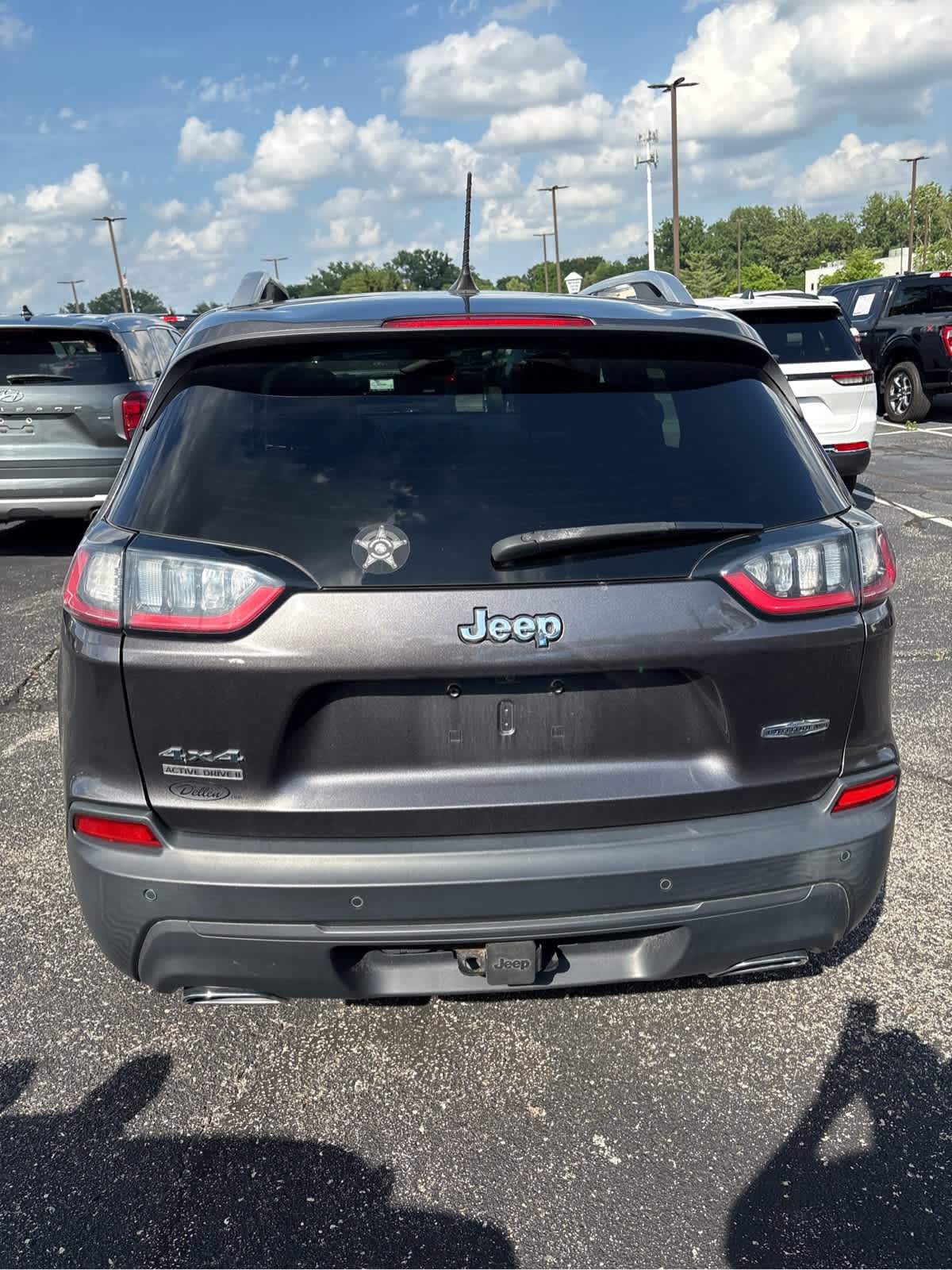 Used 2021 Granite Crystal Metallic Clearcoat Jeep Latitude Lux image 5