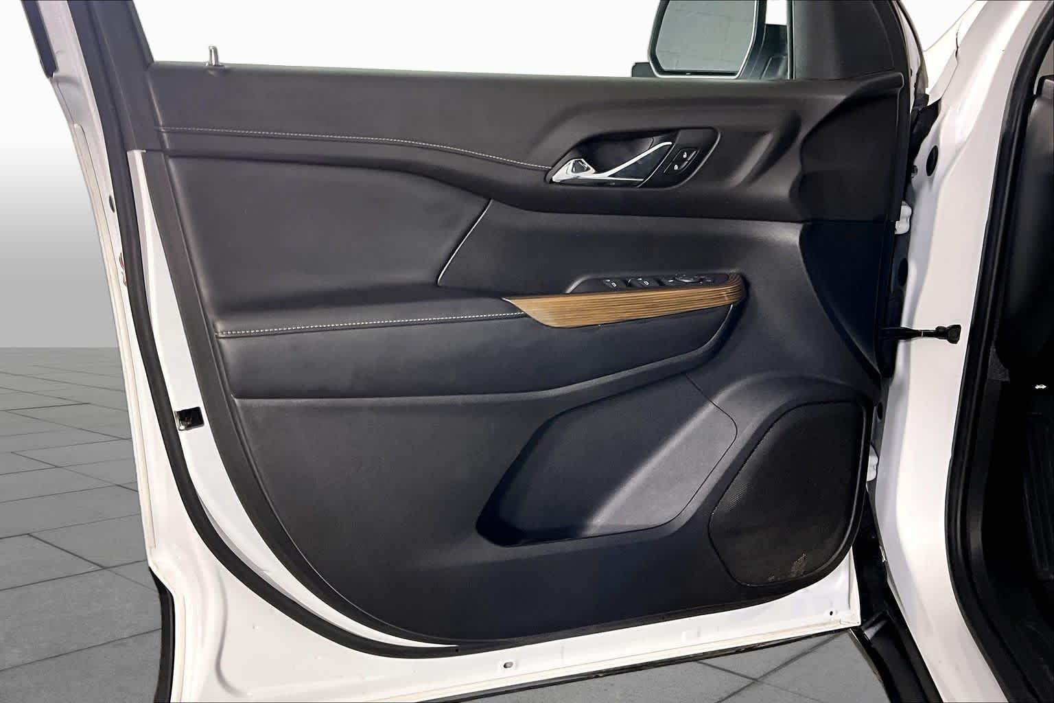 Used 2019 Summit White GMC SLE image 21