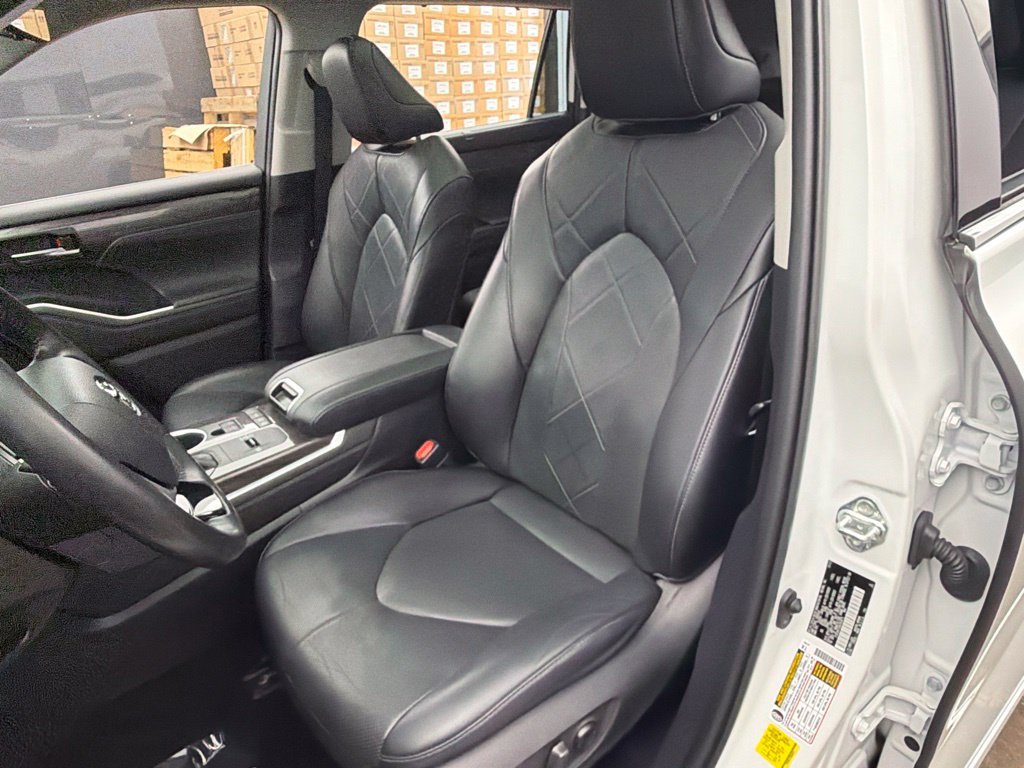 Used 2022 Beige Toyota Platinum image 22