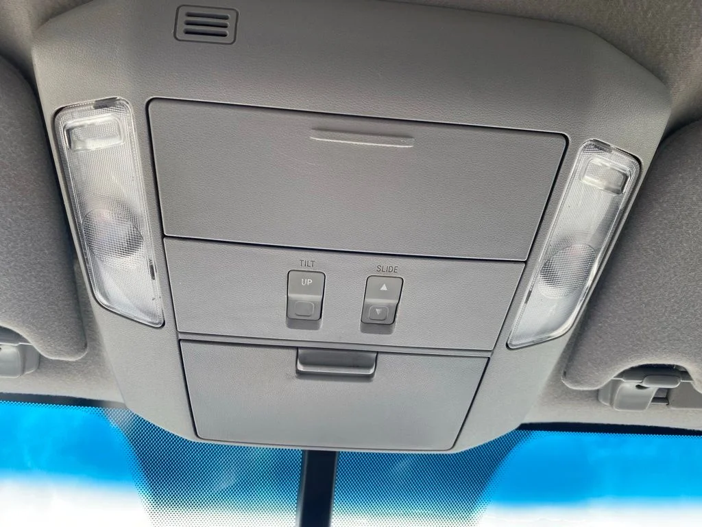 Used 2012 White Toyota Platinum image 22