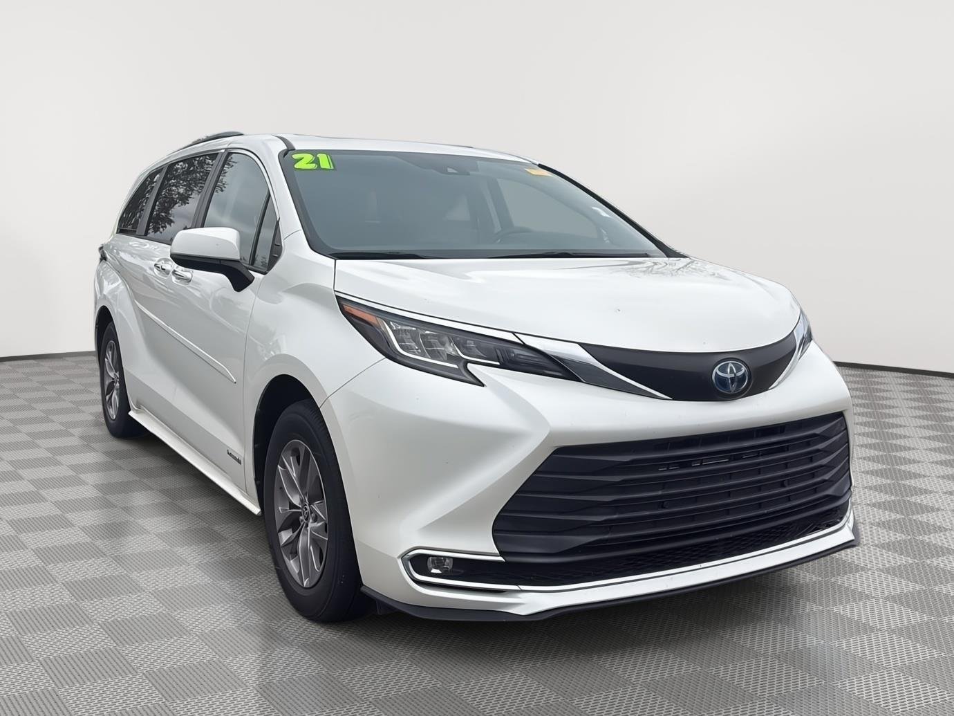 Used 2021 Blizzard Pearl Toyota XLE 7-Passenger image 1