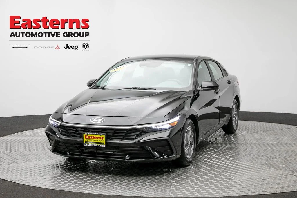Used 2025 Black Hyundai SE image 1