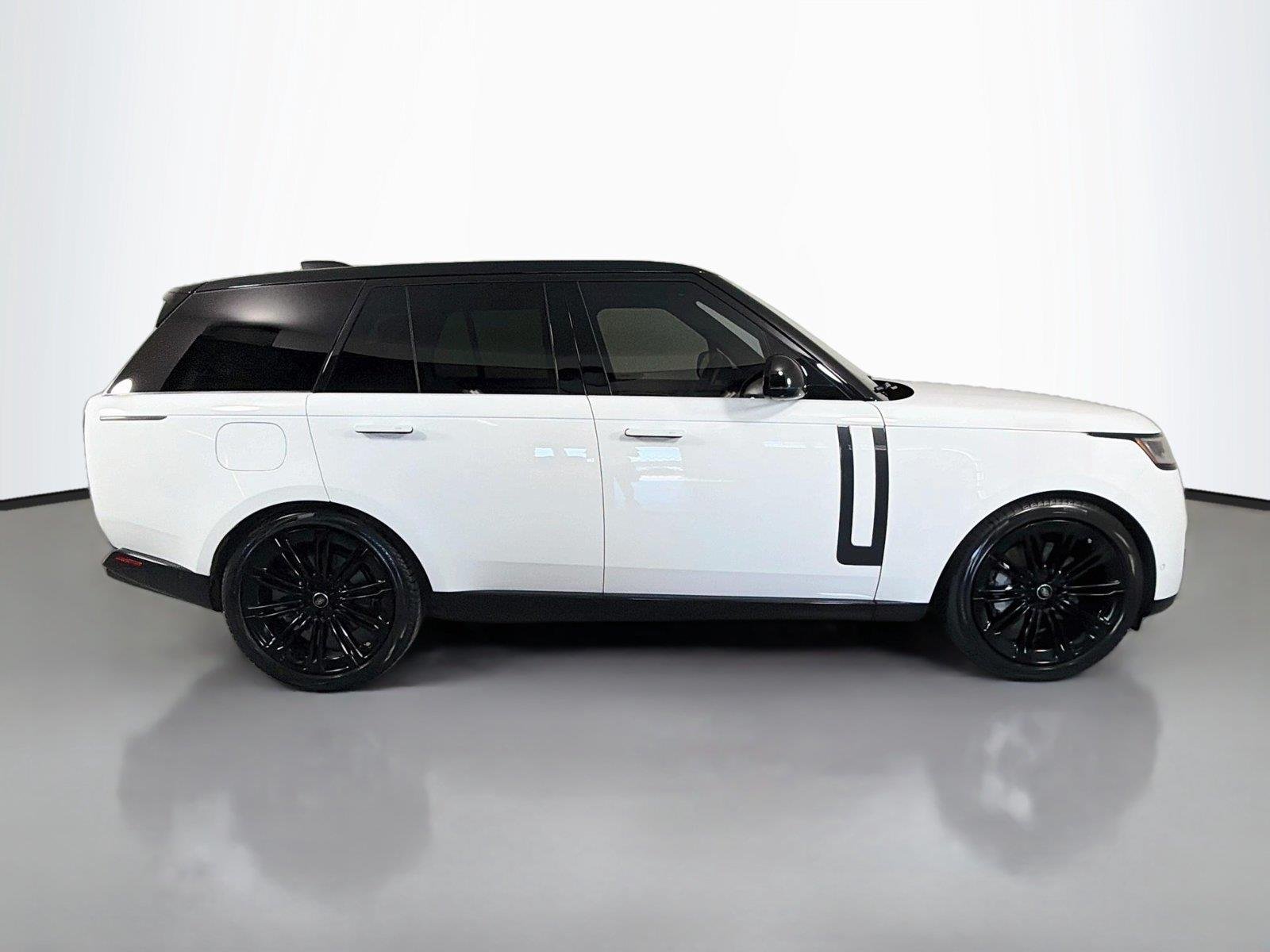 Certified Used 2024 Fuji White Land Rover SE image 4