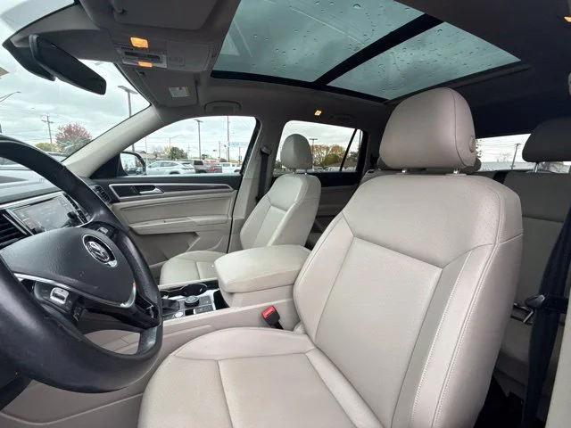 Used 2019 Deep Black Volkswagen SEL image 13