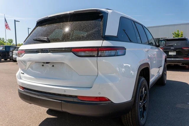 New 2026 Bright White Clear-Coat Exterior Paint Jeep Altitude image 5