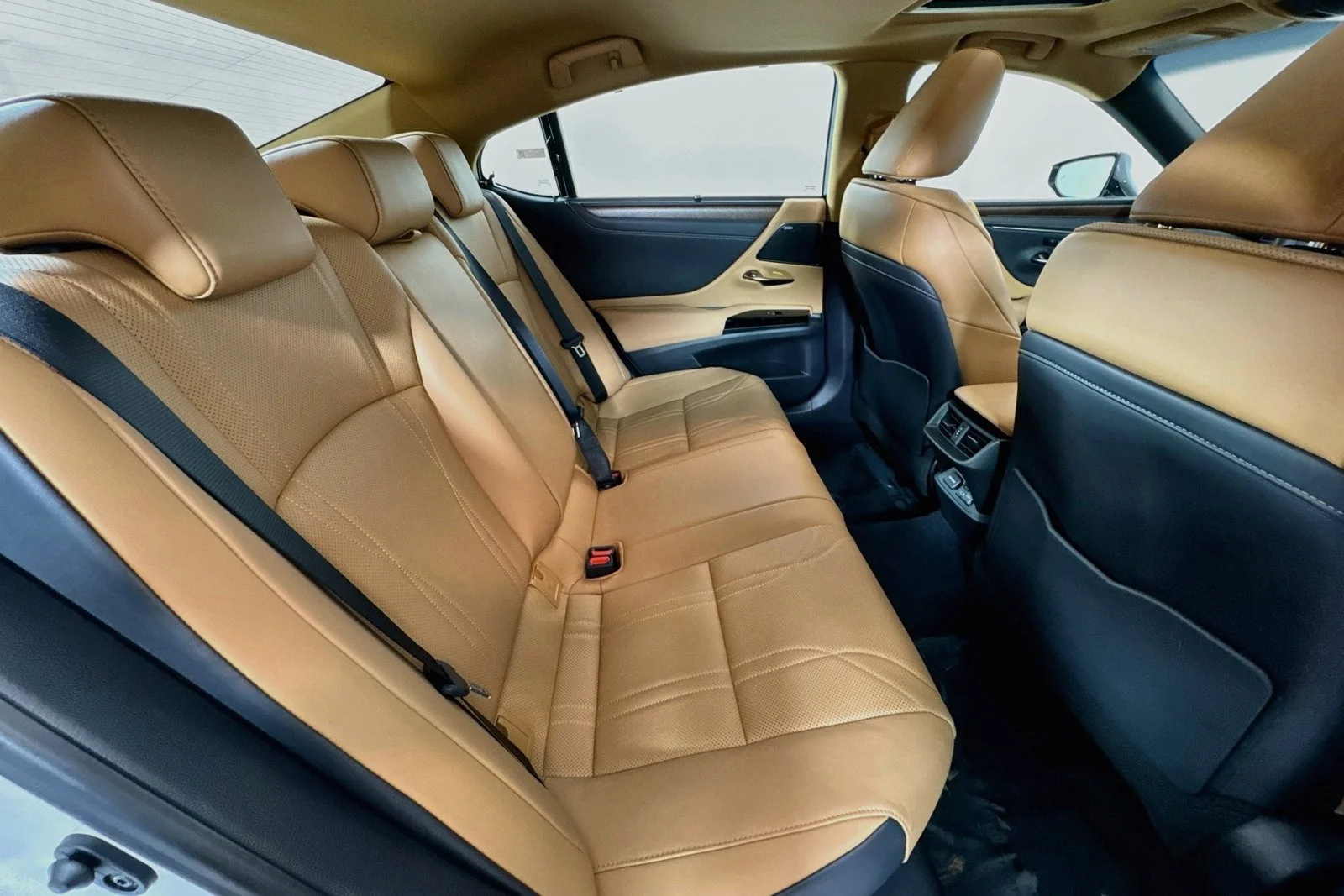 Used 2024 Eminent White Pearl Lexus ES 300h Ultra Luxury image 26