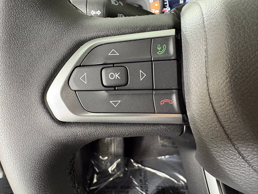 New 2026 Silver Zynith Metallic Clearcoat Jeep Latitude image 23