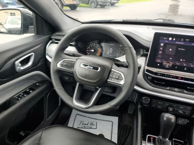 Used 2023 Silver Jeep Latitude image 17