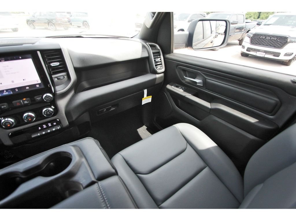 New 2026 Diamond Black Crystal Pearl-Coat Exterior Paint RAM Tradesman image 12