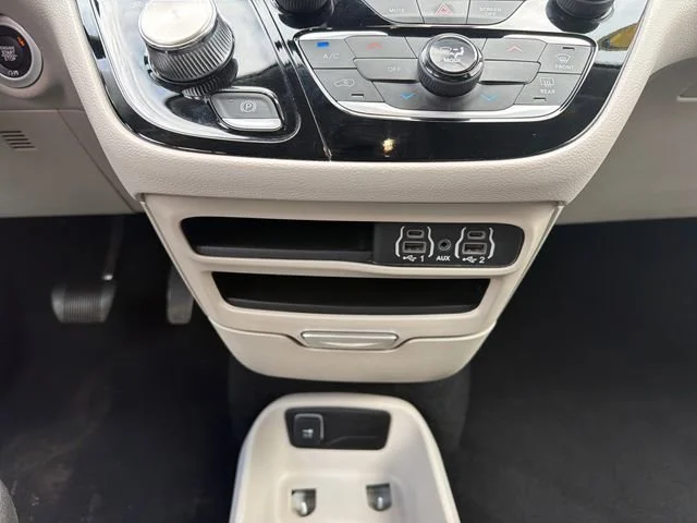Used 2023 White Chrysler LX image 31