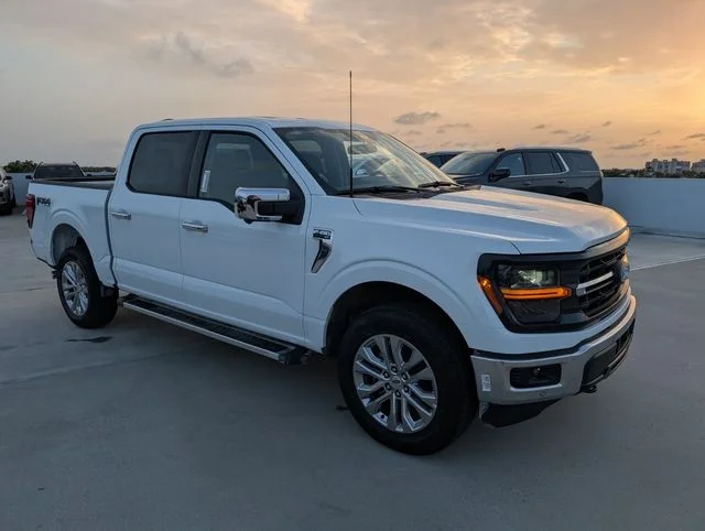 New 2025 Oxford White Ford XLT image 2