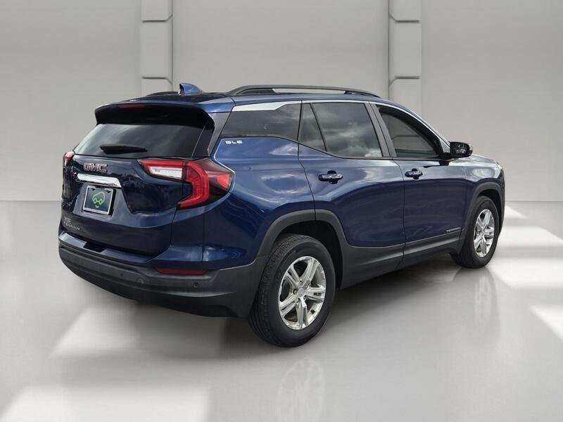 Used 2023 Marine Metallic GMC FWD 4DR SLE image 5