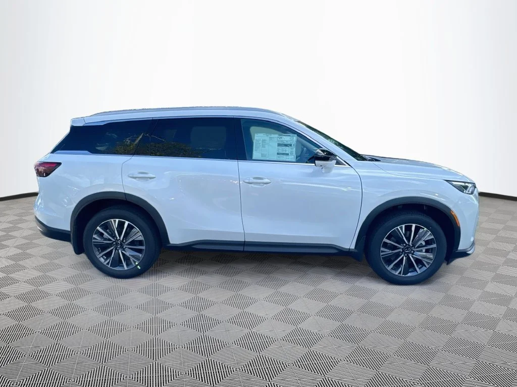 New 2027 White INFINITI LUXE image 4