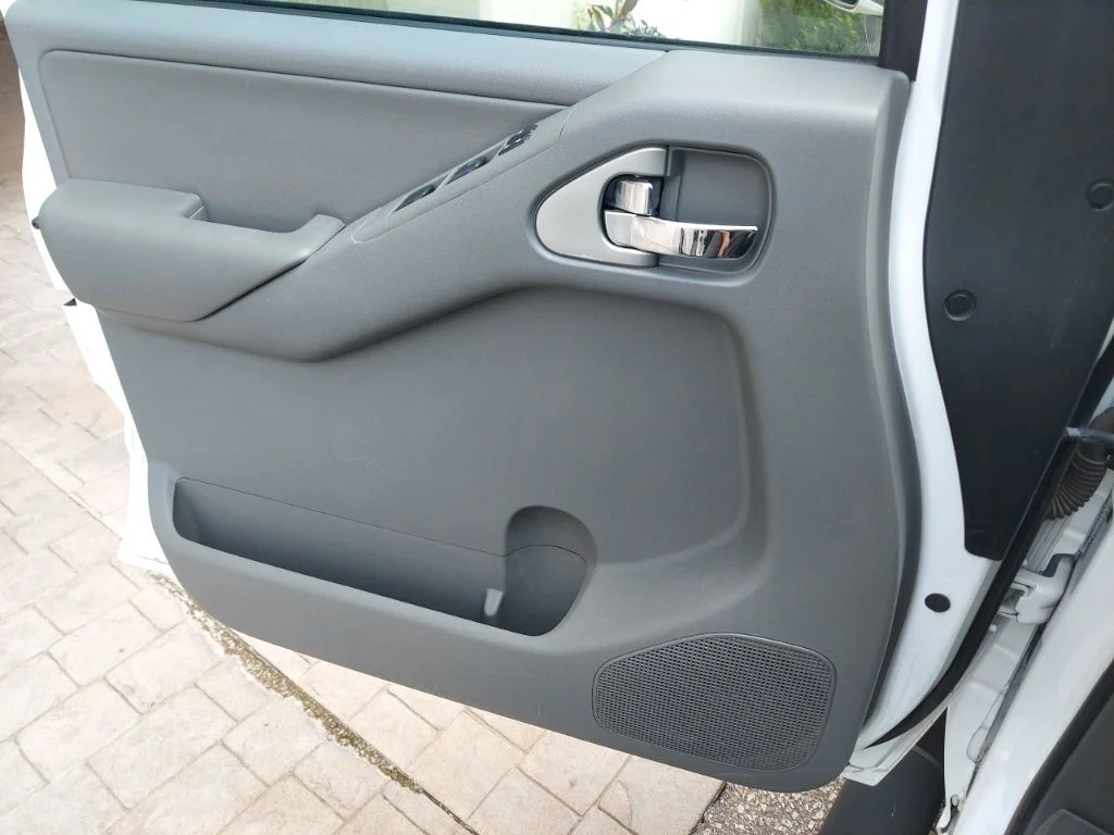 Used 2011 White Nissan SL image 17