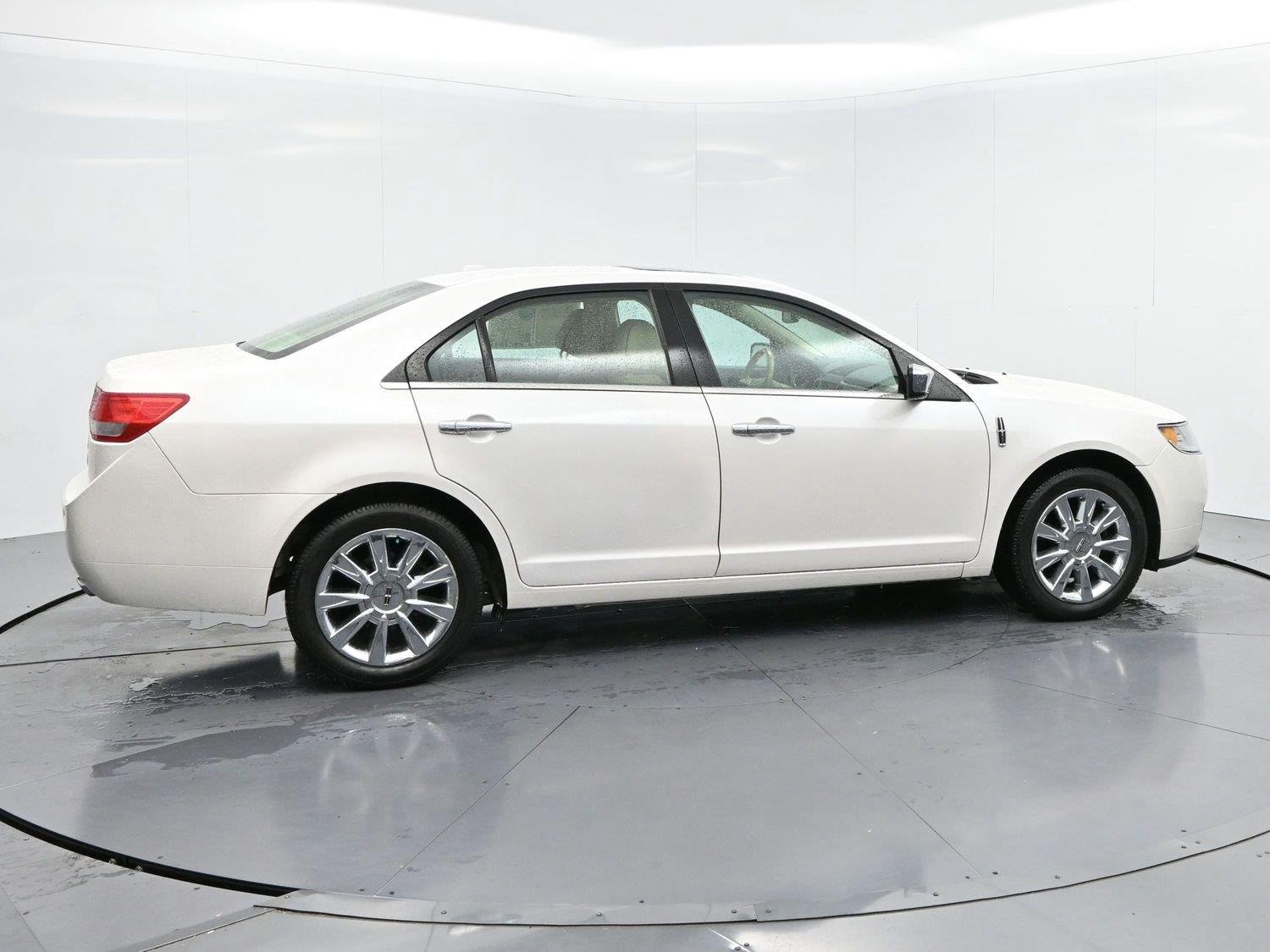 Used 2012 White Platinum Metallic Tricoat Lincoln 4dr Sdn FWD image 8