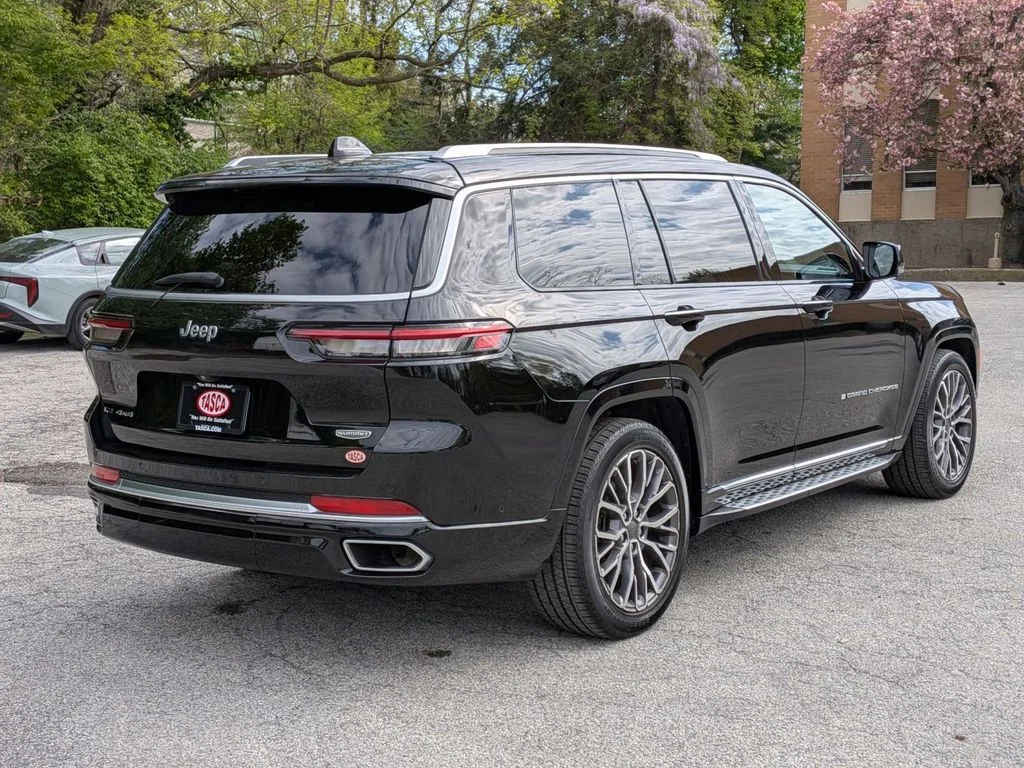 Used 2022 Black Jeep Summit image 3