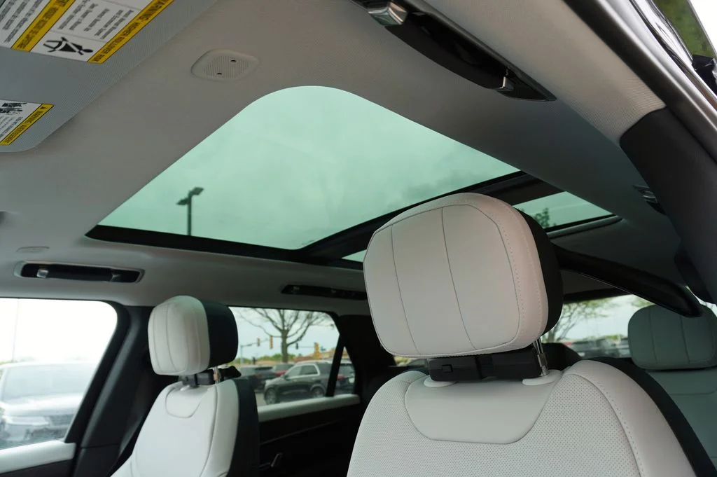 New 2026 Santorini Black Land Rover Dynamic SE image 15
