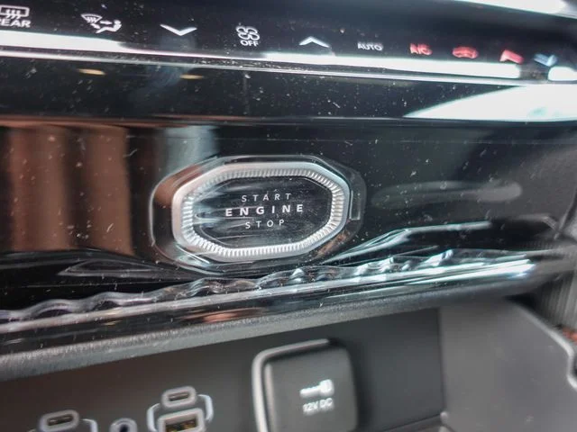 New 2026 Diamond Black Crystal Pearl-Coat Exterior Paint Jeep Altitude image 19