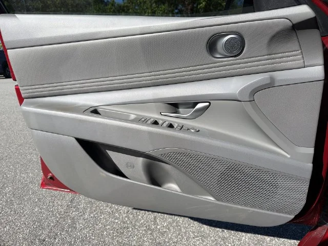 Used 2025 Red Hyundai SEL Sport image 31