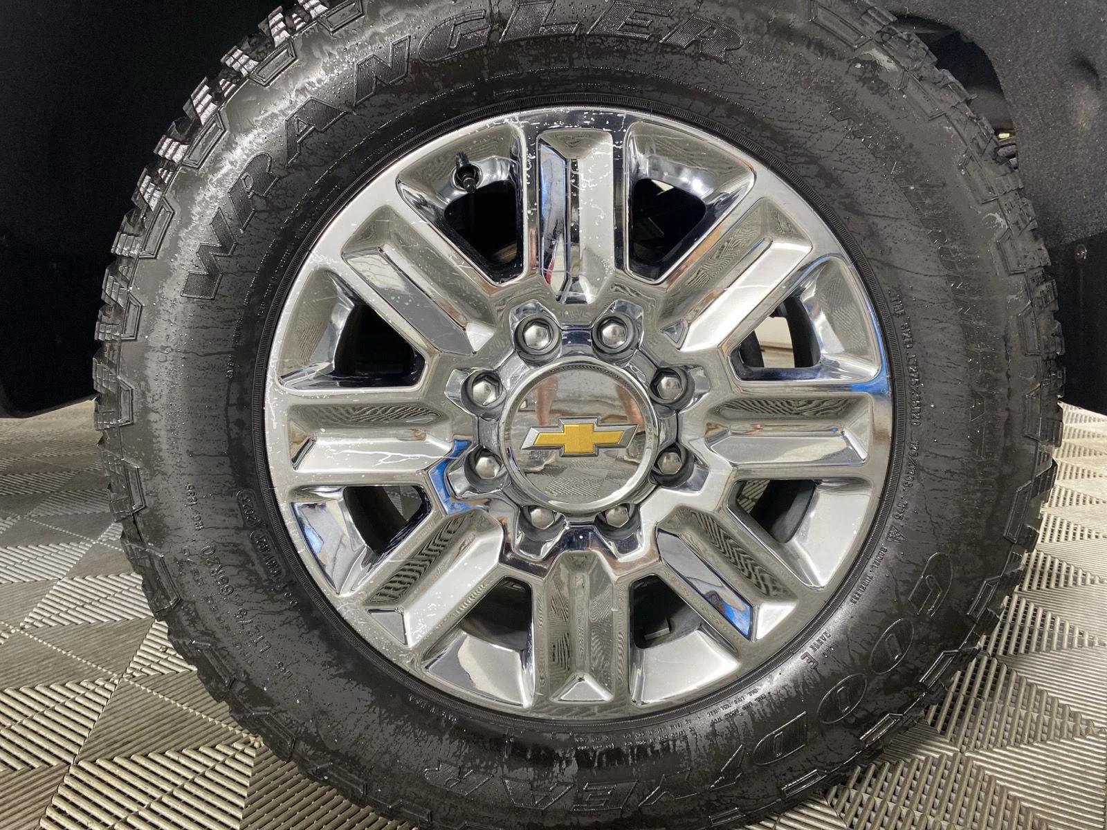 Used 2024 Iridescent Pearl Tricoat Chevrolet High Country image 11