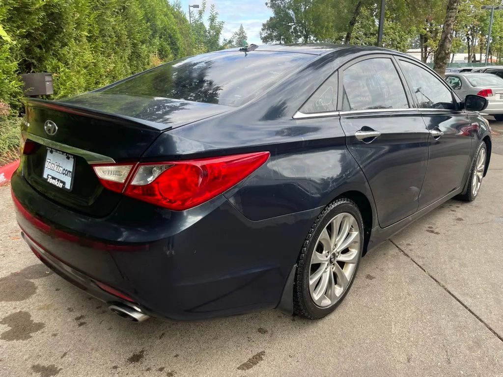 Used 2013 Pacific Blue Pearl Mica Hyundai SE image 4