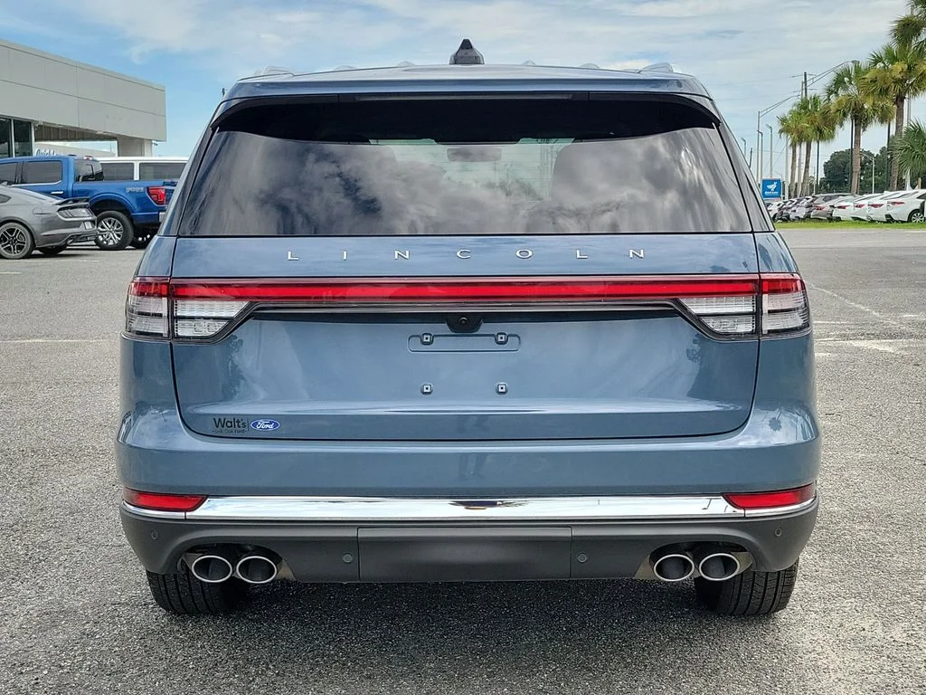 Used 2025 Blue Lincoln Premiere image 9