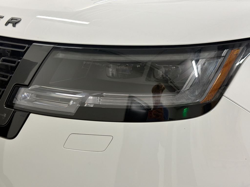 Used 2024 White Land Rover SE image 32