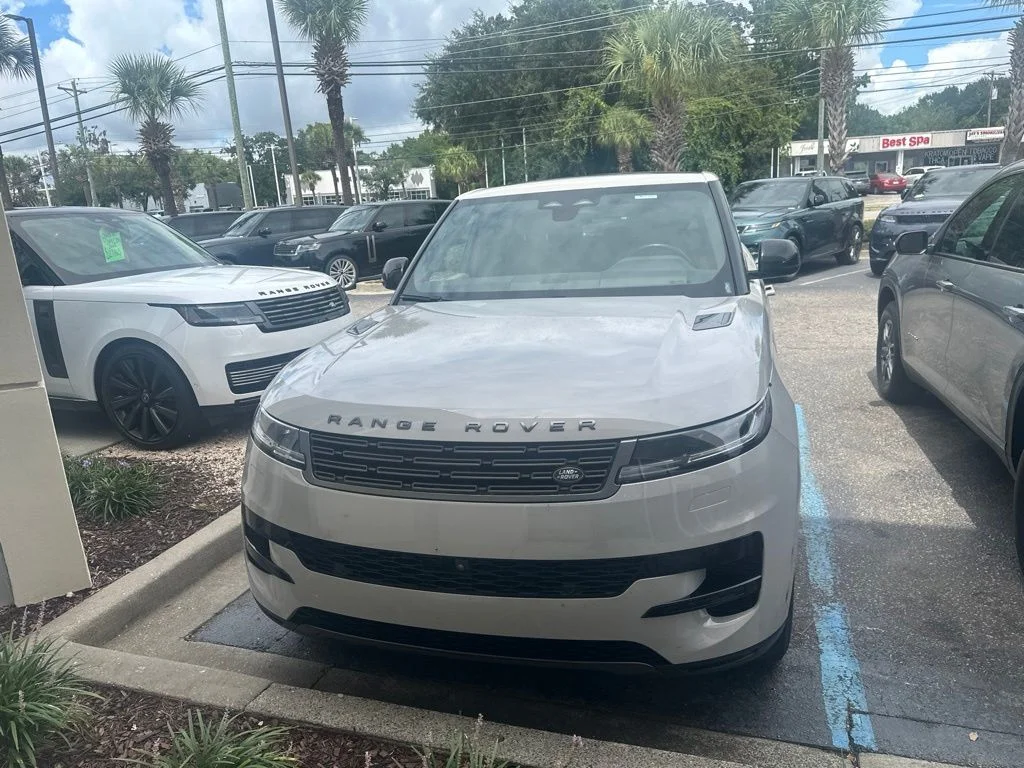 Used 2024  Land Rover SE image 2